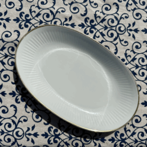 Plat oval blanc et liseré doré
