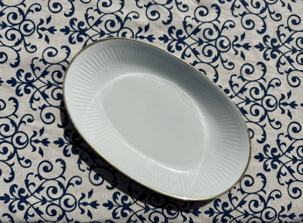 Plat oval blanc et liseré doré