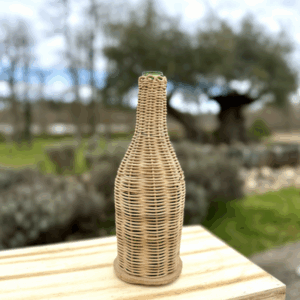 Bouteille en verre et osier