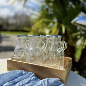 Plateau en bois avec 6 bouteilles en verre