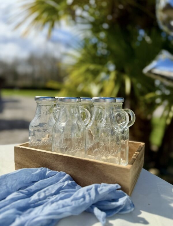 Plateau en bois avec 6 bouteilles en verre